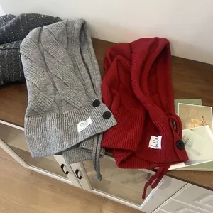 Gestrickter Balaclava-Kapuzenschal mit grober Zopfstruktur und verstellbaren Kordeln