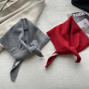 Détails des écharpes triangulaires en laine grise et rouge avec texture en maille douce