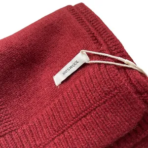Bufanda premium de 100% lana pura roja con detalles de textura tejida de alta calidad