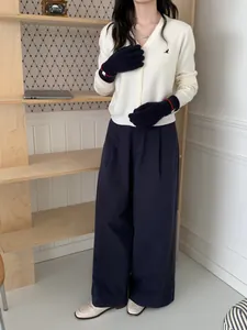 Gants d'hiver en tricot avec poignets rayés rouge et blanc et cardigan élégant