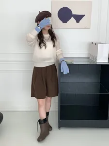 Vue détaillée de gants en tricot assortis à un pull en cachemire et un short en velours