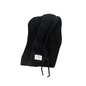 Winter Balaclava Kapuzenschal in Schwarz mit klassischem Zopfmuster und seitlichem Knopf