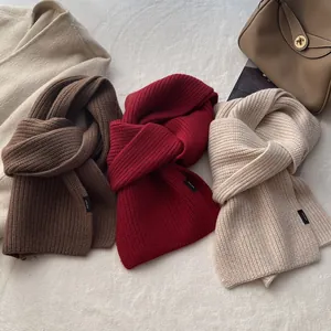 Klassische Strickschals aus 100% reiner Wolle in Burgund, Braun und Beige für Damen und Herren