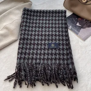 Detail eines Premium-Hahnentritt-Schals mit weicher Wollstruktur und eleganten langen Fransen