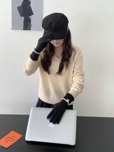 Détail de gants d'hiver noirs en tricot avec doigts tactiles et bordure décorative chic