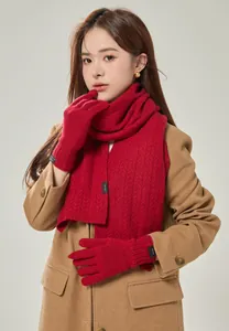 Dettaglio set sciarpa e guanti in maglia a trecce rosso 100% lana per calore invernale