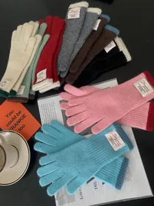 Guanti in maglia colorata con etichette Bonjour e decorazioni lifestyle eleganti