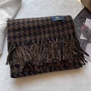 Details des klassischen Hahnentritt-Schals mit weichen Fransen und hochwertiger Textur