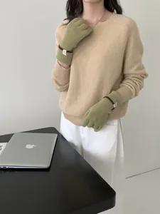 Détail du tricot et poignet côtelé de gants d'hiver vert avocat avec écusson stylé