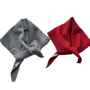 Foulards triangle en laine tricotée gris et rouge pour femmes avec texture douce