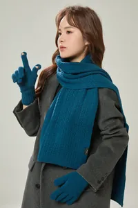 Dettaglio della sciarpa in maglia a trecce 100% lana e guanti senza dita blu