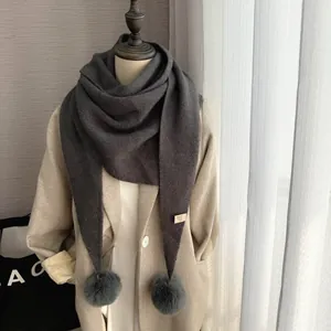 Écharpe épaisse en maille gris foncé avec pompons en fausse fourrure pour l'hiver