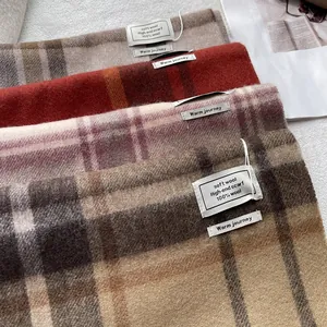 Stijlvolle 100% wollen geruite sjaals in diverse kleuren zoals bruin en rood