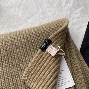 Detailansicht eines Schals aus 100 % Wolle mit Rippstrick und hochwertigen Etiketten
