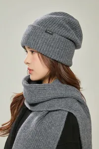Detailansicht eines grauen 100% Woll-Stricksets aus Schal und Mütze mit Rippmuster