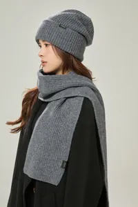 Detail von 100% Wollschal und Beanie mit weicher Rippstruktur und Materialetikett