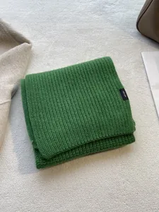 Detail der groben Rippstrickstruktur des grasgrünen Schals aus 100% reiner Wolle