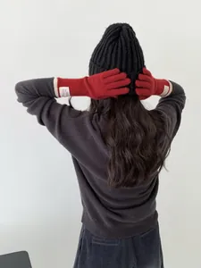 Set invernale con guanti Bonjour rossi, berretto nero e maglione in maglia antracite