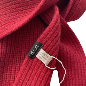 Dunkelroter Strickschal aus 100% reiner Wolle mit klassischem Rippenmuster und Etikett