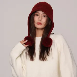 Passamontagna in lana 100% rossa con grandi pompon per calore invernale e stile