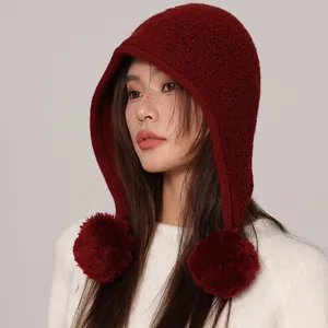 Passamontagna in lana bordeaux da donna con grandi pompon decorativi in pelliccia ai lati
