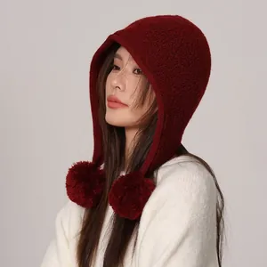 Passamontagna da donna in 100% lana bordeaux con due grandi pompon decorativi