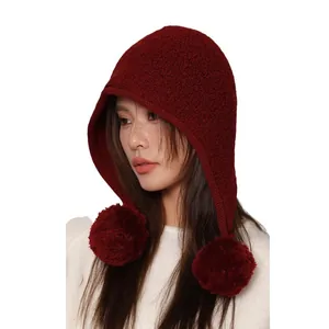 Passamontagna in lana rosso scuro con trama a maglia calda e grandi pompon decorativi