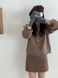 Dettaglio di guanti grigi in maglia con funzione touch-screen e stile vintage