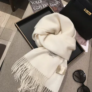 Sciarpa di lusso in lana australiana bianco caldo con frange su vassoio nero