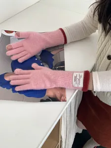 Guanti in maglia senza dita rosa con bordo rosso e etichetta decorativa Bonjour