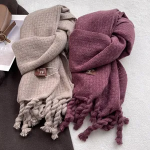 Bufandas de punto grueso en marrón claro y morado oscuro con detalles de borlas
