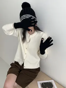 Dettaglio dei guanti in maglia da donna con funzione touch per outfit invernali