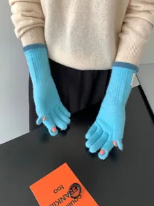 Guanti lunghi in maglia mohair blu con fessure per dita touch e bordi a contrasto