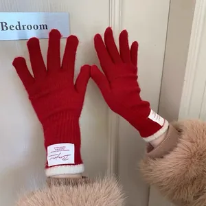Guanti lunghi in maglia rossa soffice con bordo bianco e toppa Bonjour per l'inverno