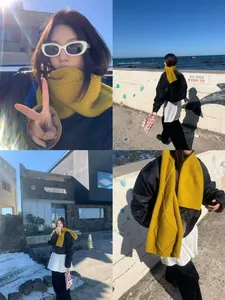 Vues détaillées d'une écharpe épaisse en laine tricotée jaune gingembre pour look d'hiver