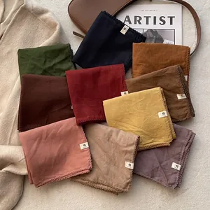 Dettaglio di sciarpe in cotone colorato con bordo all'uncinetto su riviste di tendenza