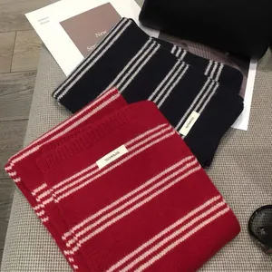 Écharpe classique 100% laine bleu marine et rouge avec une texture tricotée douce de qualité