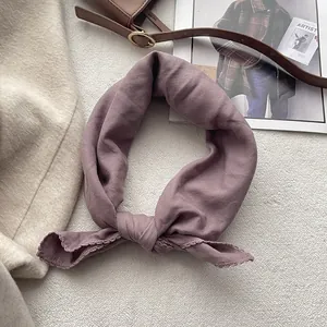 Dettaglio bandana in cotone malva con bordo in pizzo all'uncinetto e trama morbida