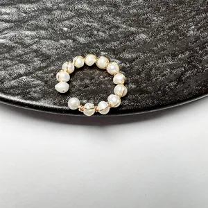 Anello artigianale in filo riempito d'oro 14K con perle naturali e granato