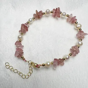 Macro-detail van natuurlijke zoetwaterparels en roze aardbeikristallen kralenarmband