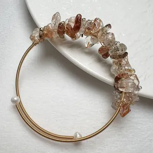 Bracelet fait main en fil doré avec cristaux naturels concassés et détails de perles blanches