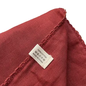 Foulard in puro cotone rosso scuro con eleganti bordi all'uncinetto e trama morbida