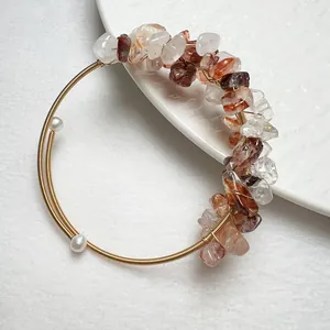 Vue détaillée du bracelet artisanal en fil doré avec quartz fraise et perles blanches