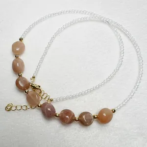 Dettaglio della collana con spinello trasparente e pietre naturali di quarzo fragola