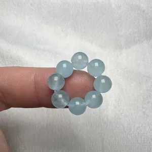 Primo piano dell'anello di perle di acquamarina blu naturale indossato sul dito