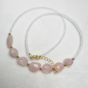 Dettaglio della collana in quarzo rosa con perle di cristallo e chiusura dorata