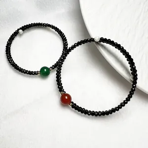 Détail d'un bracelet double en spinelle noire et agate avec perles dorées fines