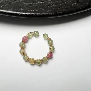 Anello artigianale in filo d'oro 14K con granato naturale, tormalina e perle