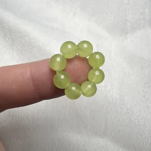 Dettaglio dell'anello di perle in agata verde con otto pietre su filo elastico