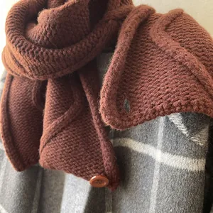 Tour de cou en grosse maille marron foncé avec fermeture par bouton décoratif en bois